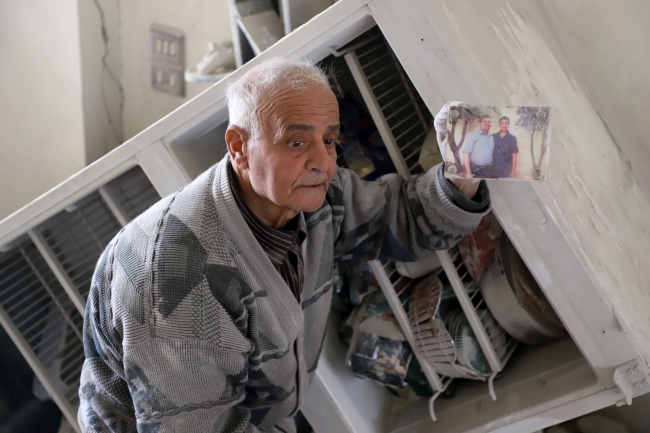 Doğu Guta'da enkaza dönen evinde yaşam mücadelesi veriyor